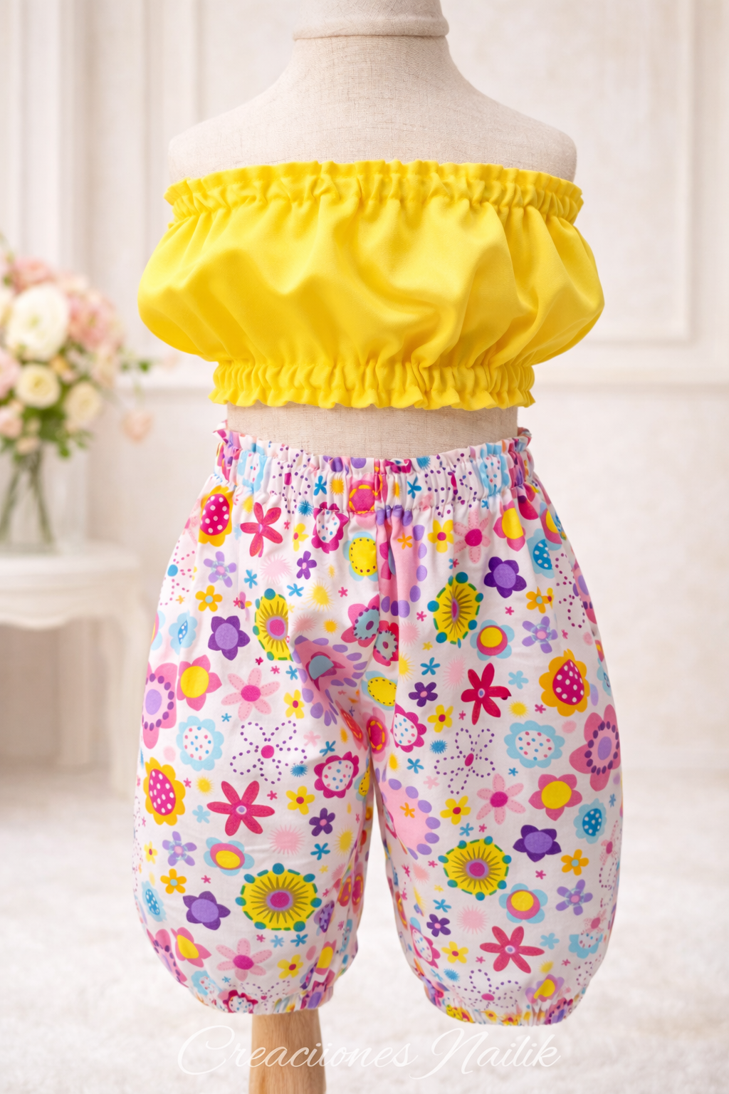 Set para bebé de 9 a 12 meses con top amarillo vibrante y pantalón floral