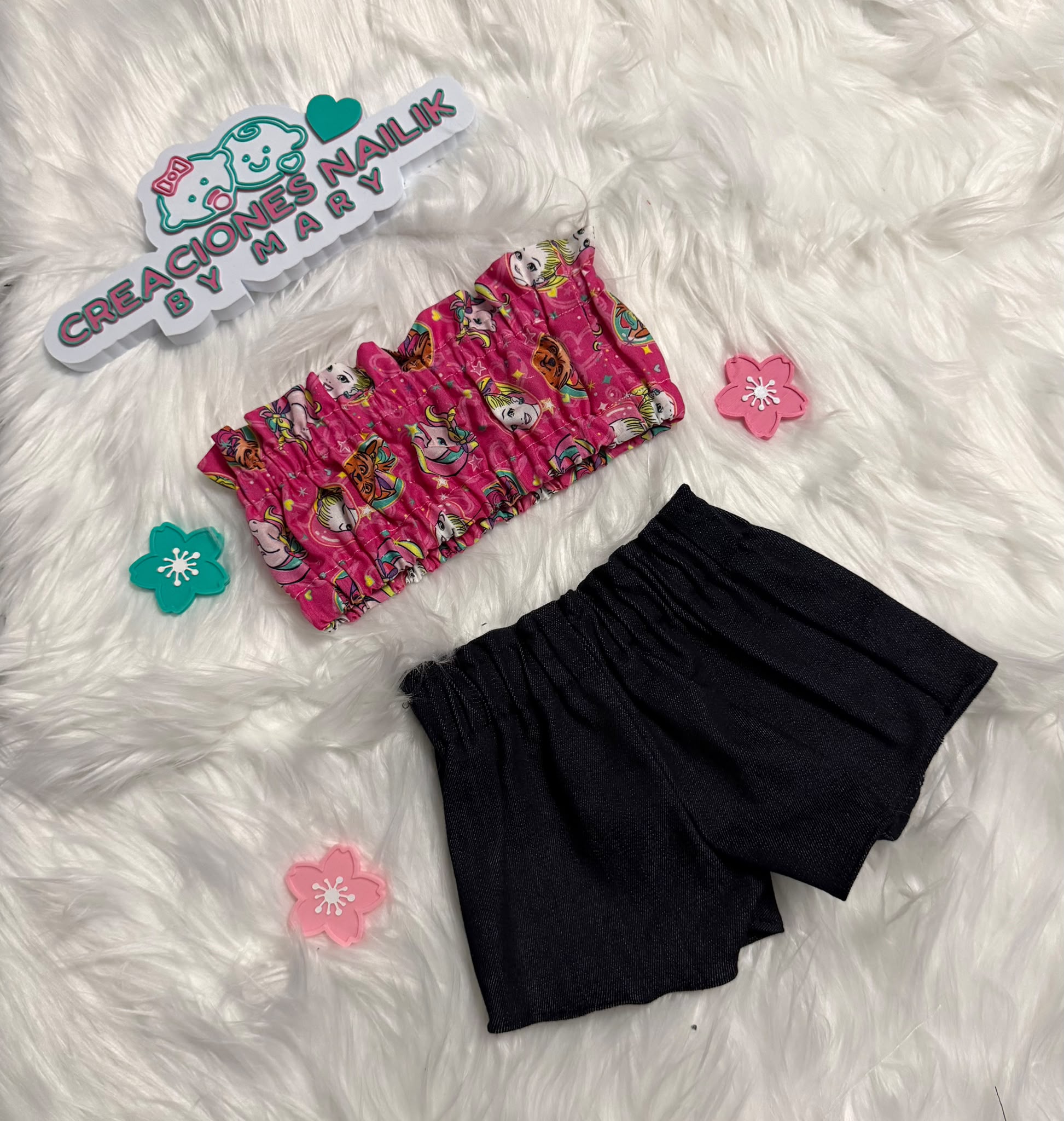 Set Mini Volantes de Unicornio para bebé con top rosa estampado y short negro, confeccionado por Creaciones Nailik.