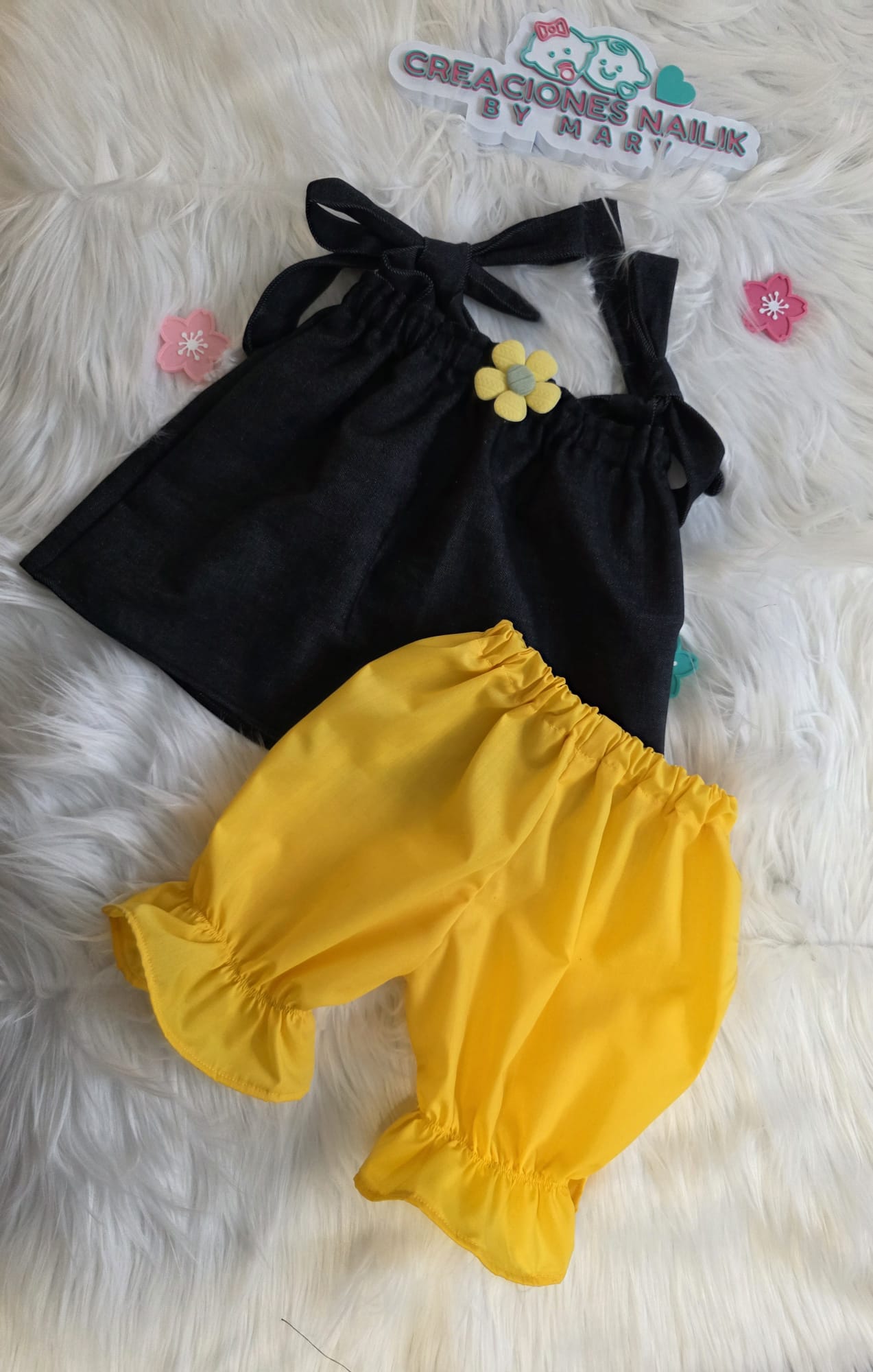 Set Pequeña Diva para bebé de 3 a 6 meses con top negro y pantalón amarillo
